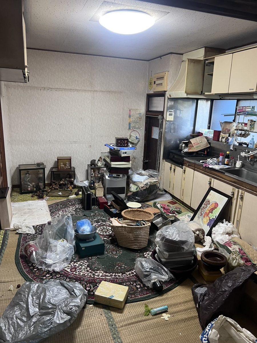 作業前：家具・生活用品が残った室内（残置物回収のご依頼時）